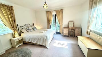 4 bedrooms, iron/ironing board, free WiFi, bed sheets