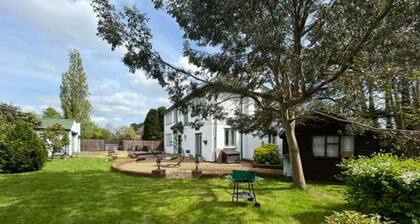 Tranquil Lincoln Retreat - 4 Bedroom House