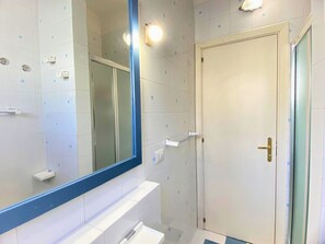 Ducha, bidé, jabón y papel higiénico