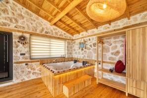 Haartrockner, Handtücher, Seife, Toilettenpapier