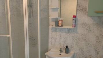 Serviettes fournies, papier toilette