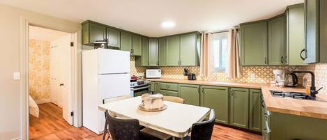 Een koelkast, een microgolfoven, een oven, een kookplaat