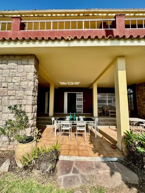 Villa, 5 Bedrooms, Private Pool, Garden View | Outdoor dining