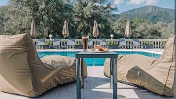 Una piscina al aire libre de temporada