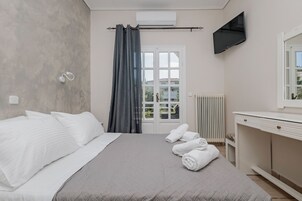 In-room safe, soundproofing, iron/ironing board, free WiFi