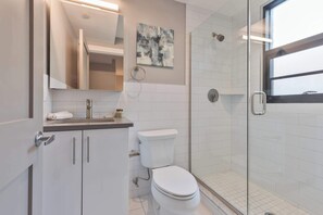 Dusch, hårtork och handdukar