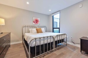 2 bedrooms, desk, iron/ironing board, WiFi - Luxury 2BR North End Retreat (Boston, MA)