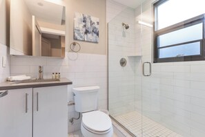 Douche, sèche-cheveux, serviettes fournies