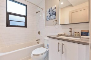 Dusj, hårføner og håndklær