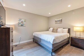 2 soverom, skrivebord, strykejern/-brett og wi-fi