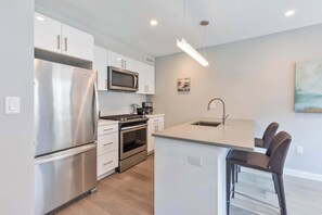 Kjøleskap, mikrobølgeovn, ovn og kokeplater