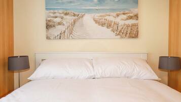 2 phòng ngủ, trang trí khác biệt