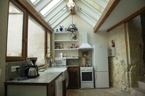 Fridge, microwave, oven, stovetop - Leonardo at our 'Clos Lussault' near Amboise in the Loire Valley (Lussault-sur-Loire)