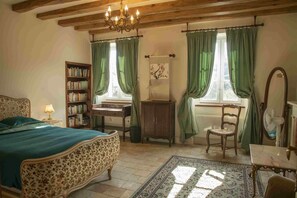 2 bedrooms, iron/ironing board, WiFi, bed sheets - Leonardo at our 'Clos Lussault' near Amboise in the Loire Valley (Lussault-sur-Loire)