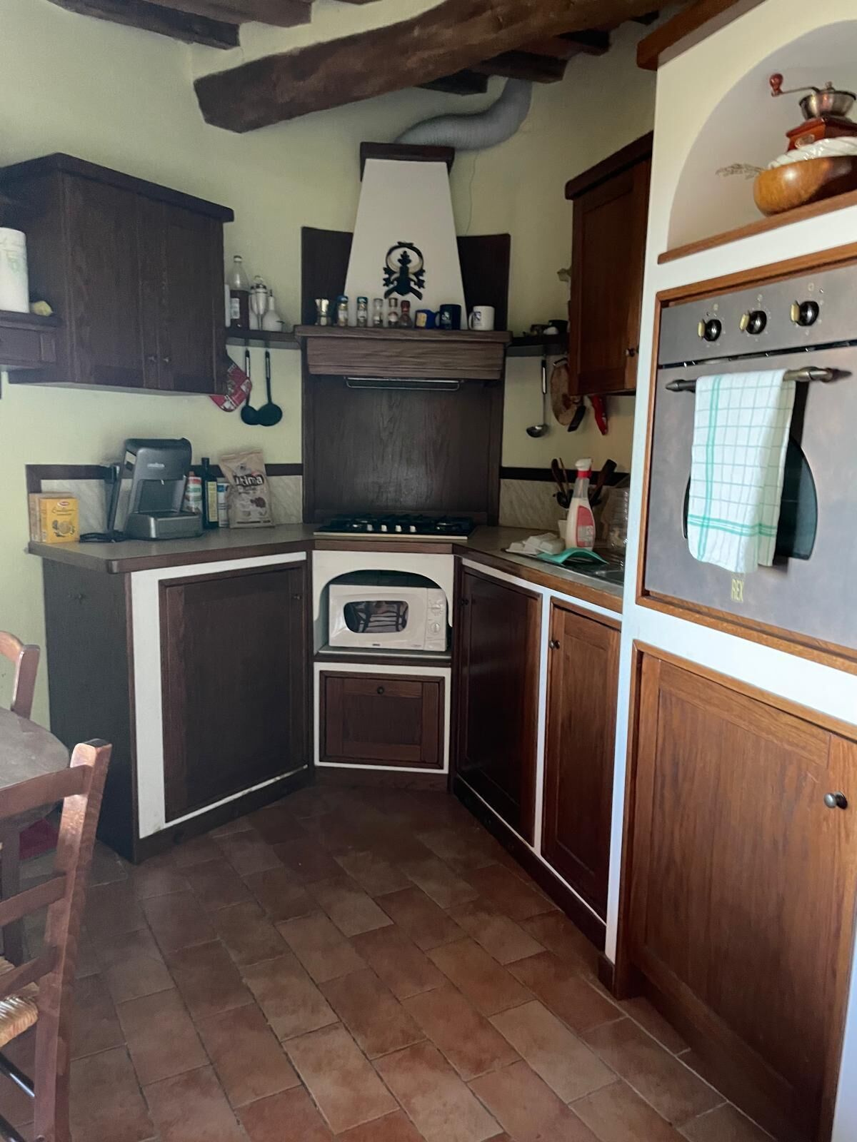 Micro-ondes, four, plaque de cuisson, cafetière/bouilloire