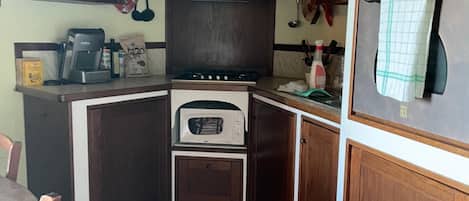 Micro-ondes, four, plaque de cuisson, cafetière/bouilloire