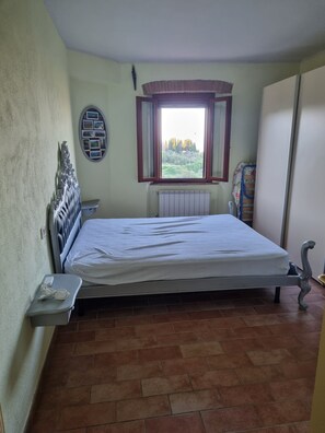 2 chambres, fer et planche à repasser, draps fournis