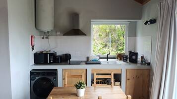 Kylskåp, mikrovågsugn, spishäll och kaffe- och tebryggare