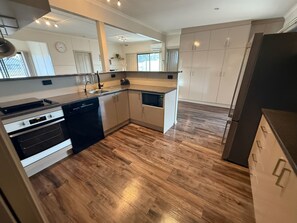 冷蔵庫、電子レンジ、オーブン、食器洗い機