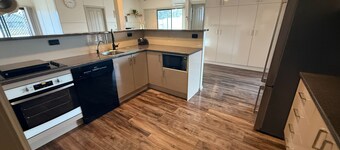 Shore Beats Work - Large entertaining area! Dog friendly!