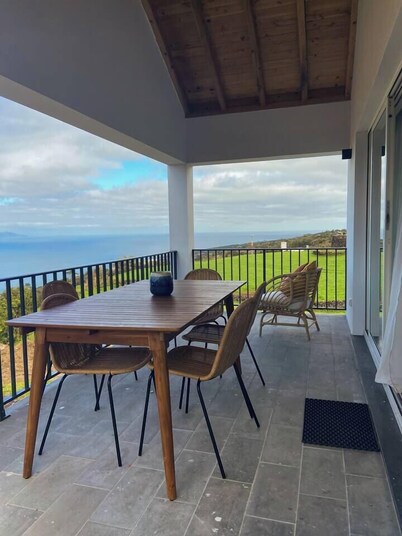 New Family Home with a View of São Jorge Island – Ribeirinha