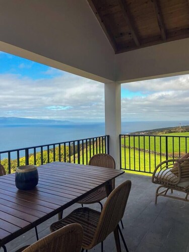 New Family Home with a View of São Jorge Island – Ribeirinha
