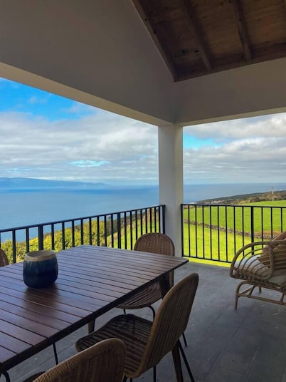 New Family Home with a View of São Jorge Island – Ribeirinha