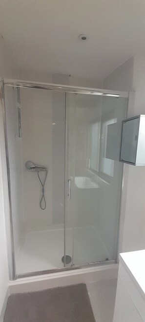 Shower, hair dryer, towels - Pet Friendly - 4 Guests - 13 min to the Beach (Bournemouth)