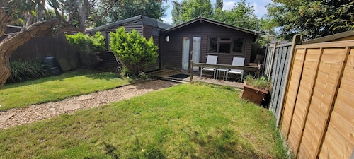 Pet Friendly - 4 Guests - 13 min to the Beach