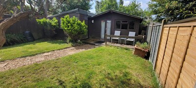 Pet Friendly - 4 Guests - 13 min to the Beach