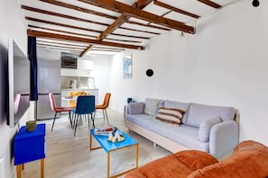 TV, offices - Chic 1BR Flat for 4 in Vibrant Montorgueil Area (Paris)