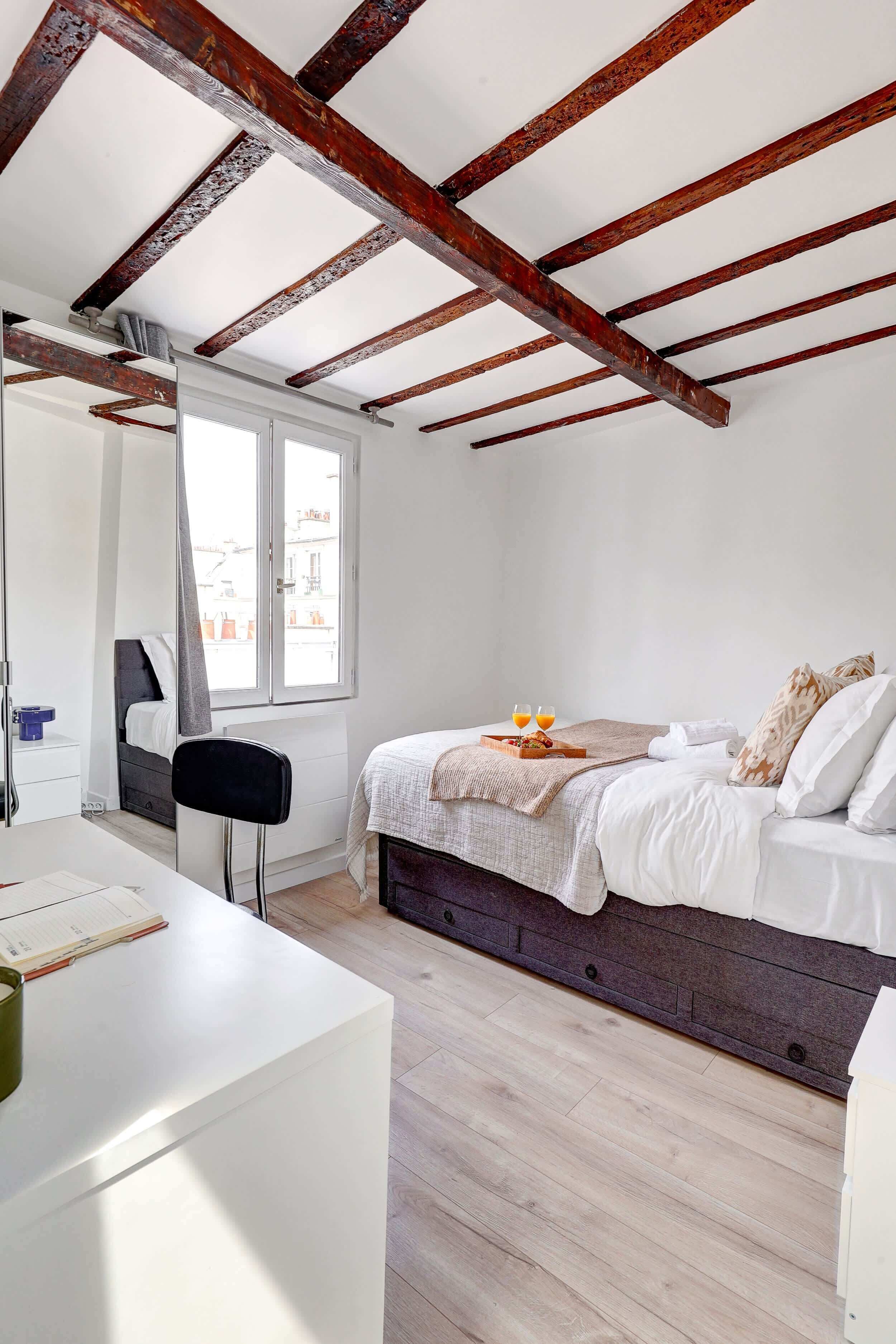 1 slaapkamer, een bureau, een strijkplank/strijkijzer, reisbedje