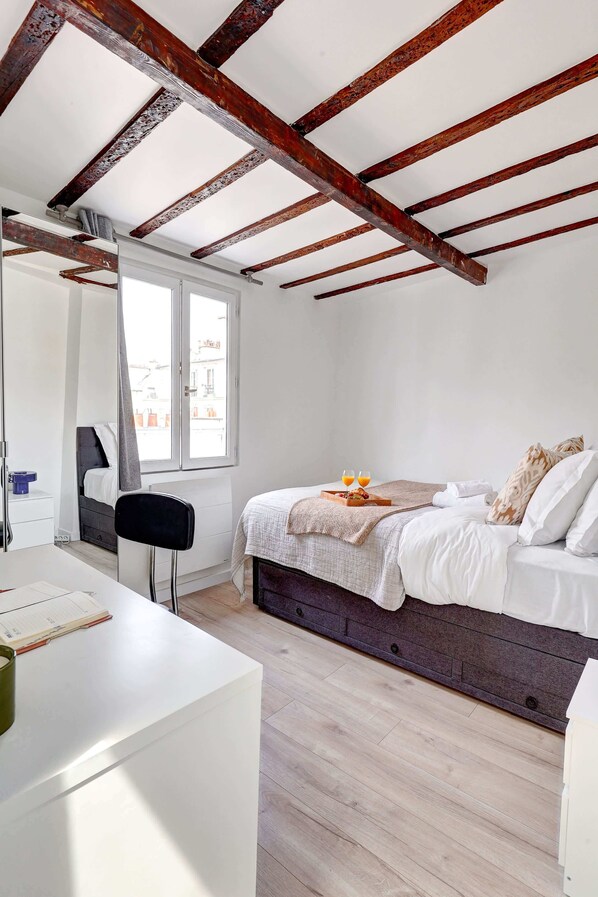 1 Schlafzimmer, Schreibtisch, Bügeleisen/Bügelbrett, Reisekinderbett