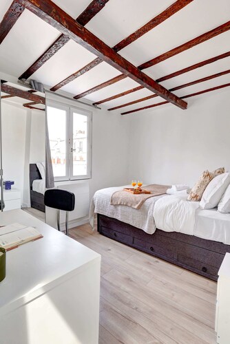Chic 1BR Flat for 4 in Vibrant Montorgueil Area