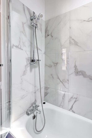 Douche, sèche-cheveux, serviettes fournies, savon