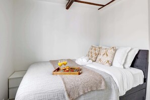 1 bedroom, desk, iron/ironing board, travel cot - Chic 1BR Flat for 4 in Vibrant Montorgueil Area (Paris)