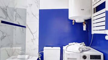 Shower, hair dryer, towels