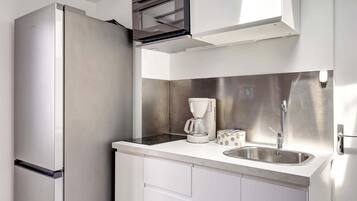 Geladeira, micro-ondas, fogão, cooktop