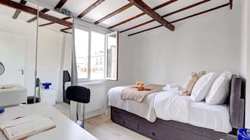 1 chambre, bureau, fer et planche à repasser, lit parapluie