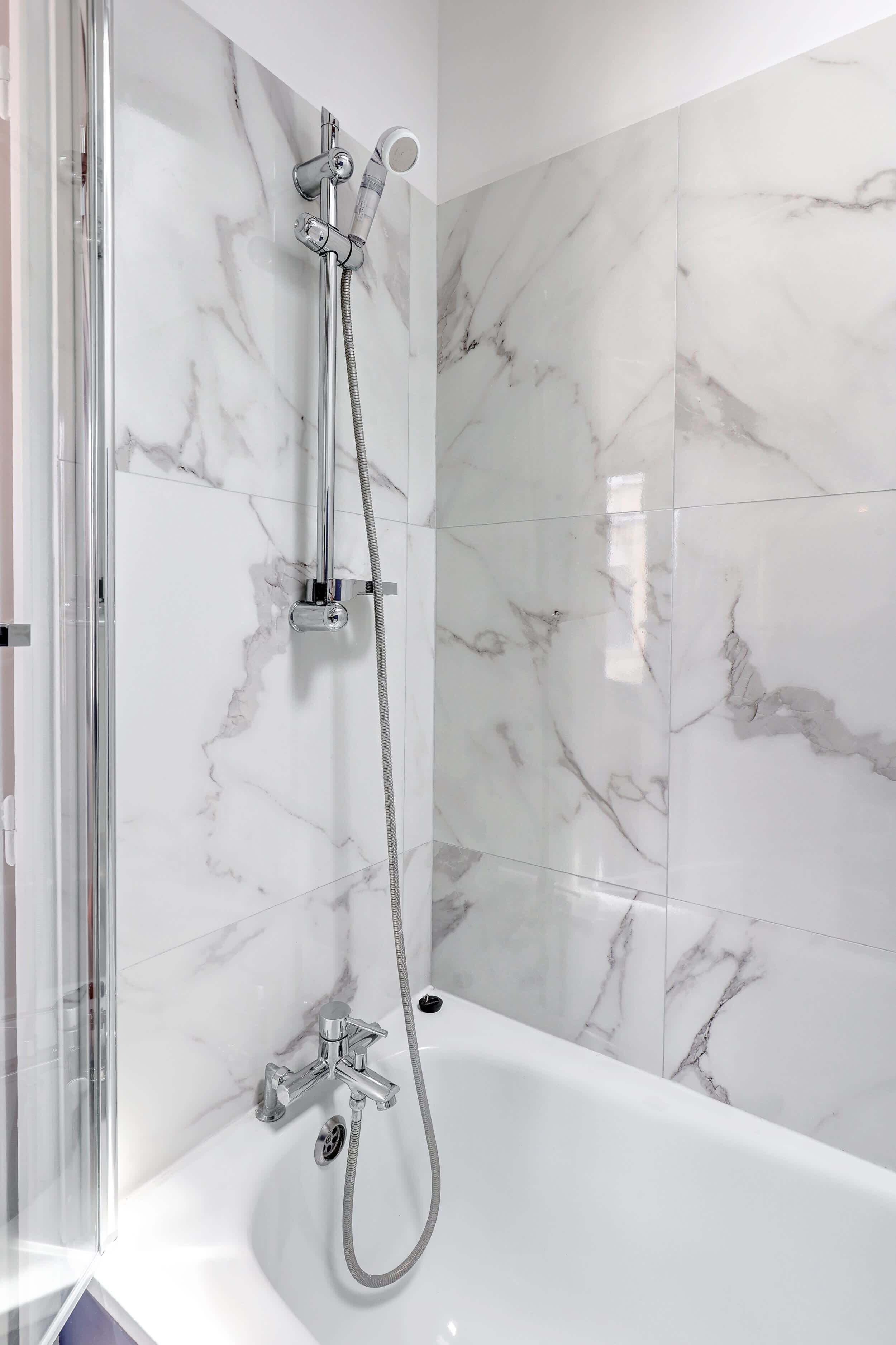 Chuveiro, secador de cabelo, toalhas de banho 