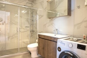 Een douche, een haardroger, handdoeken, zeep