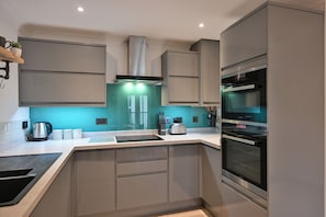 Departamento, 2 habitaciones | Cocina privada | Refrigerador con congelador, microondas, horno y parrilla de estufa