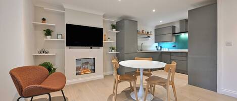 Apartment, 2 Bedrooms | Dining room