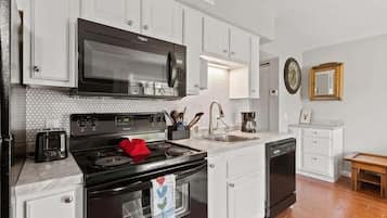 Lemari es, microwave, oven, dan kompor