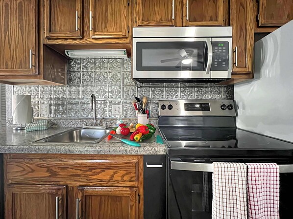 Refrigerador, microondas, horno y parrilla de estufa 