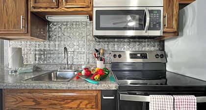 NO STEPS Close to strip, marina, quiet & secluded