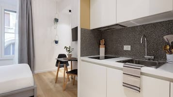 Apartment, 1 Queen Bed, Air conditioning | Private kitchenette