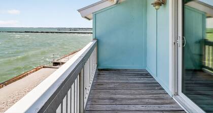 Community pool, pier and boat launch, BBQ, Pet Friendly, Tennis, Waterfront