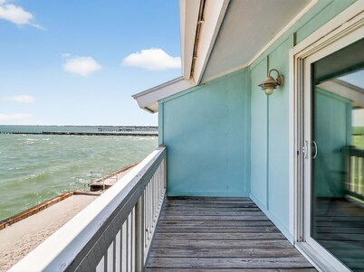 Community pool, pier and boat launch, BBQ, Pet Friendly, Tennis, Waterfront