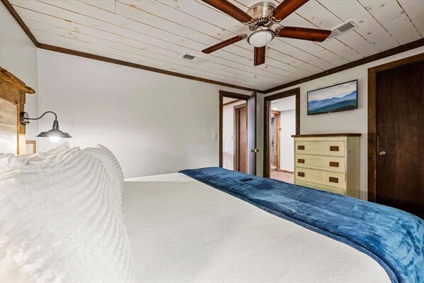 Iron/ironing board, free WiFi, bed sheets